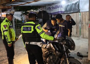 Polres Ogan Ilir melaksanakan Kegiatan Rutin yang Ditingkatkan (KRYD) di Jalan Lintas Timur Km.36, depan Mako Polsek Indralaya, dalam rangka mengamankan malam libur akhir pekan.
