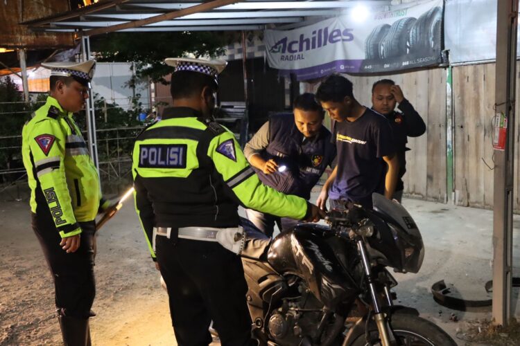 Polres Ogan Ilir melaksanakan Kegiatan Rutin yang Ditingkatkan (KRYD) di Jalan Lintas Timur Km.36, depan Mako Polsek Indralaya, dalam rangka mengamankan malam libur akhir pekan.