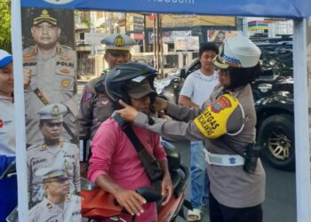 Kasat Lantas Polresta Manado Kompol Yulfa Irawati bersama anggotanya dan Honda mengadakan kegiatan pembagian helm Standar Nasional Indonesia (SNI) kepada pengendara roda dua. Kegiatan ini juga diiringi dengan himbauan mengenai pentingnya keselamatan berlalulintas, Jumat (26/7/2024).