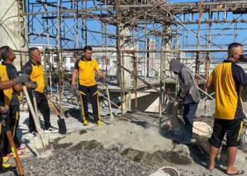 Personel Polresta Manado bersama dengan Polsek jajaran menggelar kegiatan bakti sosial di Masjid Alkhairiah, Kelurahan Wenang Utara, pada Sabtu (27/7/2024).