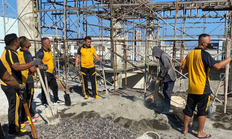 Personel Polresta Manado bersama dengan Polsek jajaran menggelar kegiatan bakti sosial di Masjid Alkhairiah, Kelurahan Wenang Utara, pada Sabtu (27/7/2024).