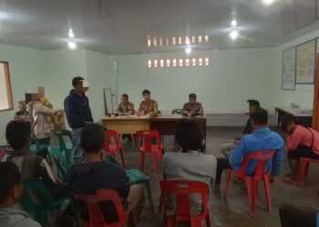 Personel Polsek Palipi yang terdiri dari Bripka M. Syafei, Bripka R.F Sinaga dan dan Briptu Marchlanda Sitohang melaksanakan kegiatan cek TKP dan mediasi terkait dugaan tindak pidana penganiayaan yang terjadi di kedai tuak Desa Gorat Pallombuan Kecamatan Palipi Kabupaten Samosir. Senin, (29/07/2024)