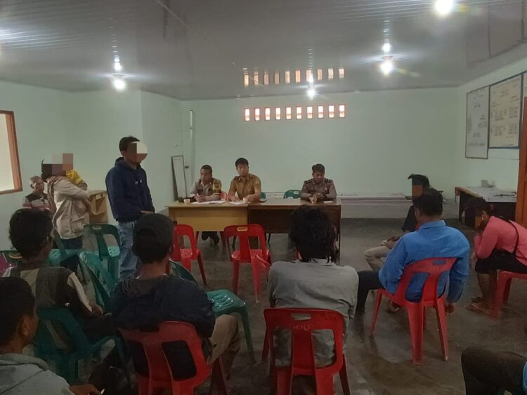 Personel Polsek Palipi yang terdiri dari Bripka M. Syafei, Bripka R.F Sinaga dan dan Briptu Marchlanda Sitohang melaksanakan kegiatan cek TKP dan mediasi terkait dugaan tindak pidana penganiayaan yang terjadi di kedai tuak Desa Gorat Pallombuan Kecamatan Palipi Kabupaten Samosir. Senin, (29/07/2024)