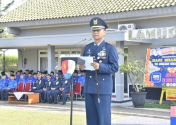 Lanud Jenderal Besar Soedirman menyelenggarakan Upacara Peringatan Ke-77 Hari Bakti TNI Angkatan Udara, bertindak selaku Inspektur Upacara Komandan Lanud J.B. Soedirman Letkol Pnb Tatag Onne Setiawan, M. Han. upacara tersebut diikuti oleh seluruh personel Lanud J.B. Soedirman, bertempat di Lapangan Mako Lanud J.B. Soedirman, Purbalingga. Senin (29 /07/2024).