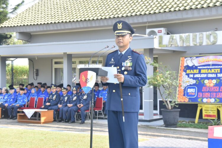 Lanud Jenderal Besar Soedirman menyelenggarakan Upacara Peringatan Ke-77 Hari Bakti TNI Angkatan Udara, bertindak selaku Inspektur Upacara Komandan Lanud J.B. Soedirman Letkol Pnb Tatag Onne Setiawan, M. Han. upacara tersebut diikuti oleh seluruh personel Lanud J.B. Soedirman, bertempat di Lapangan Mako Lanud J.B. Soedirman, Purbalingga. Senin (29 /07/2024).