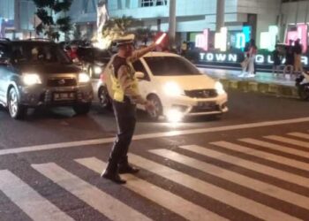 Personel Satuan Lalu Lintas (Sat Lantas) Polresta Manado kembali melaksanakan Kegiatan Rutin yang Ditingkatkan (KRYD) dalam rangka Cipta Kondisi. Kegiatan ini bertujuan untuk menjaga ketertiban dan keamanan di jalan raya serta mengurangi angka pelanggaran lalu lintas di kota Manado, Sabtu (27/7/2024) malam.