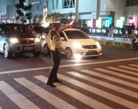 Personel Satuan Lalu Lintas (Sat Lantas) Polresta Manado kembali melaksanakan Kegiatan Rutin yang Ditingkatkan (KRYD) dalam rangka Cipta Kondisi. Kegiatan ini bertujuan untuk menjaga ketertiban dan keamanan di jalan raya serta mengurangi angka pelanggaran lalu lintas di kota Manado, Sabtu (27/7/2024) malam.
