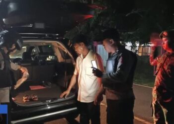 Polresta Manado melaksanakan Kegiatan Rutin yang Ditingkatkan (KRYD) dalam rangka Cipta Kondisi di wilayah hukumnya. Kegiatan ini melibatkan berbagai unsur pemerintah kota, termasuk para Camat, Lurah, dan Kepala Lingkungan (Pala), serta diikuti oleh personel Polresta Manado, Polsek jajaran, dan TNI, Sabtu (27/7/2024) malam