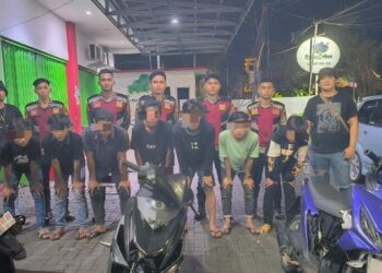 . Tim Rayon gabungan langsung bergerak menuju lokasi dimaksud dan berhasil mengamankan 7 orang yang diduga pelaku curanmor bersama 2 unit sepeda motor, yaitu Yamaha Mio M3 warna hitam dan Honda Beat warna biru, Minggu (27/7/2024).