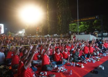 Polres Purbalingga menggelar nonton bareng (Nobar) gratis pertandingan final Piala AFF U-19 antara Timnas Indonesia melawan Thailand. Acara digelar di halaman Mapolres Purbalingga, Senin (29/7/2024) malam.