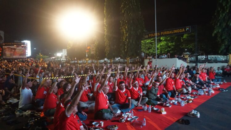Polres Purbalingga menggelar nonton bareng (Nobar) gratis pertandingan final Piala AFF U-19 antara Timnas Indonesia melawan Thailand. Acara digelar di halaman Mapolres Purbalingga, Senin (29/7/2024) malam.