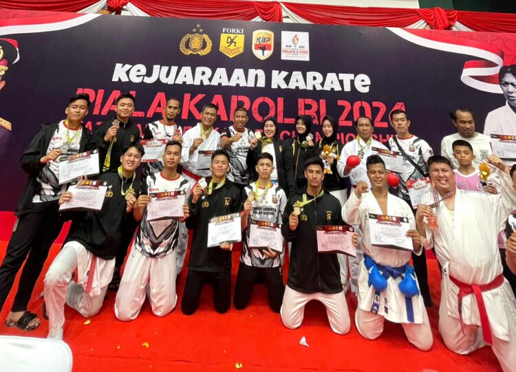 Tim Karate Polda Sumatera Selatan kembali menunjukkan kelasnya saat mengikuti kejuaraan Karate Piala Kapolri Cup 2024-National Karate Open Championship yang digelar di Gelanggang Olah Raga ‘Laga Tangkas Pakansari’ di kecamatan Cibinong Kabupaten Bogor Jawa Barat 26-28 Juli 2024.