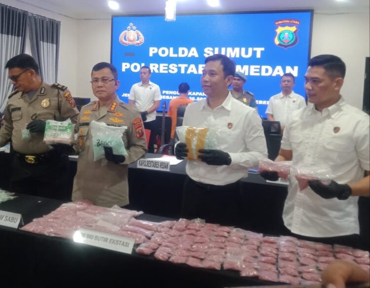 TUNJUKKAN BARANG BUKTI: Kapolrestabes Medan Kombes Pol Jhon Sahala Marbun didampingi Kasat Narkoba Kompol Adrian Rizky Lubis menunjukkan barang bukti narkoba jenis sabu dan pil ekstasi yang disita dari tersangka F, di Mapolrestabes, Selasa (30/7/2024).(Foto Dok/ Polrestabes)