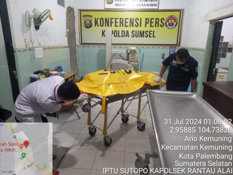 Polsek Rantau Alai menerima laporan penemuan mayat seorang pria tak dikenal di dekat pos jaga keamanan Kavling Tanah Mekar Sari Land, Desa Mekarsari, Kecamatan Rantau Alai, Kabupaten Ogan Ilir. Penemuan ini terjadi sekitar pukul 20.00 WIB.