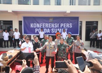 JELASKAN: Kapolda Sumut, Komjen Pol Agung Setya Imam Effendi menjelaskan proses penangkapan dua tersangka pelaku pembakaran di Karo, Senin (8/7/2024). (Foto Dok/ Polda Sumut)