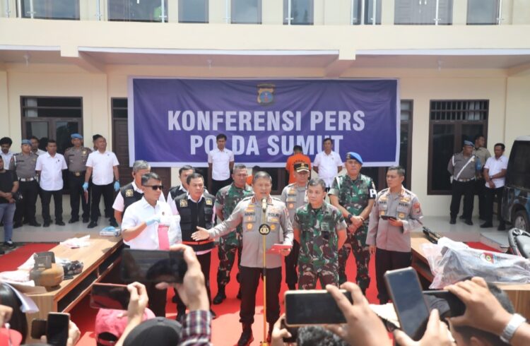 JELASKAN: Kapolda Sumut, Komjen Pol Agung Setya Imam Effendi menjelaskan proses penangkapan dua tersangka pelaku pembakaran di Karo, Senin (8/7/2024). (Foto Dok/ Polda Sumut)