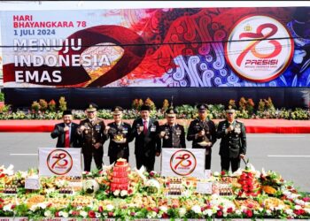 Polda Jateng gelar Upacara Peringatan Hari Bhayangkara ke-78 dengan suasana meriah di depan Balai Kota Semarang. Acara tersebut menampilkan berbagai atraksi dan parade yang memukau, menarik perhatian masyarakat yang hadir untuk menyaksikan.