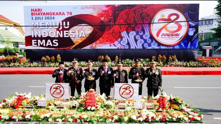 Polda Jateng gelar Upacara Peringatan Hari Bhayangkara ke-78 dengan suasana meriah di depan Balai Kota Semarang. Acara tersebut menampilkan berbagai atraksi dan parade yang memukau, menarik perhatian masyarakat yang hadir untuk menyaksikan.