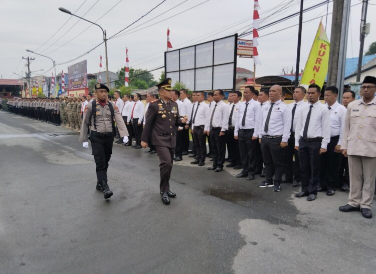 PERIKSA BARISAN: Kapolresta Deli Serdang Kombes Pol Raphael Sandhy Cahya Priambodo, SIK memeriksa barisan pada upacara HUT ke-78 Bhayangkara di Mapolresta Deliserdang, Senin (1/7/2024). (Foto Dok/ Polresta DS)