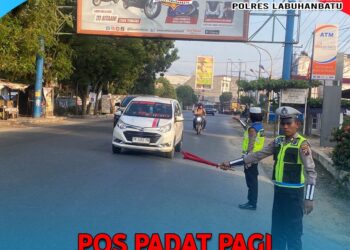 Personel Sat Lantas Polres Labuhanbatu melaksanakan kegiatan Pos Padat Pagi di wilayah Kota Rantauprapat. Kegiatan ini bertujuan untuk mengantisipasi kemacetan dan kecelakaan lalu lintas (laka lantas) di berbagai lokasi strategis, termasuk persimpangan padat, depan sekolah, dan daerah rawan laka lantas, Rabu (03/07/2024).