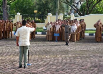 Kepala Satpol PP dan WH Kabupaten Nagan Raya Nagan Raya Saiful Bahri SH dalam apel gabungan di halaman kantor bupati, Kompleks Perkantoran Suka Makmue, Senin (8/7/2024).