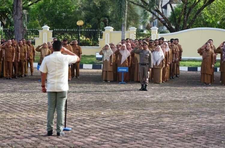 Kepala Satpol PP dan WH Kabupaten Nagan Raya Nagan Raya Saiful Bahri SH dalam apel gabungan di halaman kantor bupati, Kompleks Perkantoran Suka Makmue, Senin (8/7/2024).