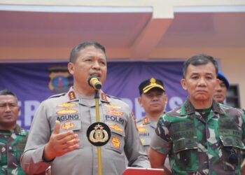 BERI PAPARAN: Kapolda Sumut, Komjen Pol Agung Setya Imam Effendi memberi paparan terkait penangkapan dua pelaku pembakaran rumah wartawan di Karo, Senin (8/7/2024). (Foto Dok/ Polda Sumut)