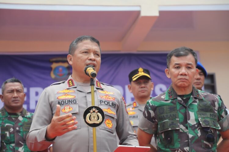 BERI PAPARAN: Kapolda Sumut, Komjen Pol Agung Setya Imam Effendi memberi paparan terkait penangkapan dua pelaku pembakaran rumah wartawan di Karo, Senin (8/7/2024). (Foto Dok/ Polda Sumut)