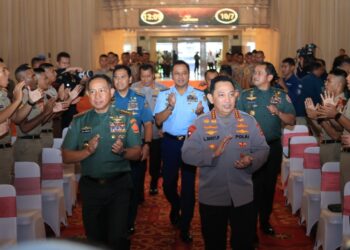 Kapolri Jenderal Polisi Listyo Sigit Prabowo dan Panglima TNI Jenderal Agus Subiyanto memberikan pembekalan kepada Calon Perwira Remaja (Capaja) TNI dan Polri di Balai Sudirman, Jakarta Selatan, Rabu (10/7/2024).