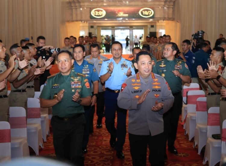 Kapolri Jenderal Polisi Listyo Sigit Prabowo dan Panglima TNI Jenderal Agus Subiyanto memberikan pembekalan kepada Calon Perwira Remaja (Capaja) TNI dan Polri di Balai Sudirman, Jakarta Selatan, Rabu (10/7/2024).