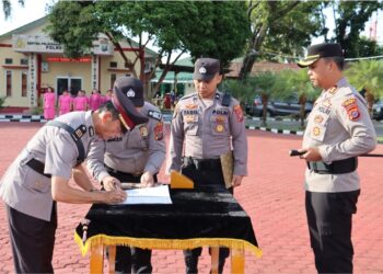 Polres Nias laksanakan upacara serah terima jabatan beberapa Kasat dan Kapolsek di halaman Mapolres Nias pada jumat (12/07/2024).