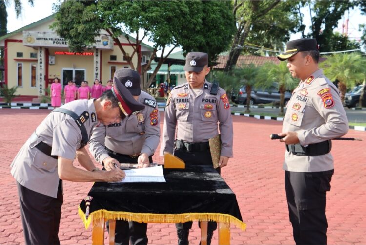 Polres Nias laksanakan upacara serah terima jabatan beberapa Kasat dan Kapolsek di halaman Mapolres Nias pada jumat (12/07/2024).