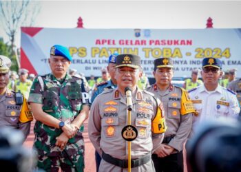 BERI PENJELASAN: Kapolda Sumut, Komjen Pol Agung Setya Imam Effendi memberi penjelasan terkait pembakaran rumah Rico Sempurna Pasaribu usai apel gelaran pasukan di Lapangan KS Tubun Mapolda Sumut, Senin (15/7/2024). (Foto Dok/ Polda Sumut)