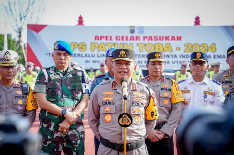 BERI PENJELASAN: Kapolda Sumut, Komjen Pol Agung Setya Imam Effendi memberi penjelasan terkait pembakaran rumah Rico Sempurna Pasaribu usai apel gelaran pasukan di Lapangan KS Tubun Mapolda Sumut, Senin (15/7/2024). (Foto Dok/ Polda Sumut)