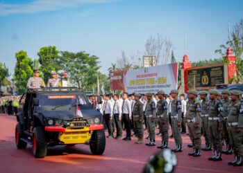 PERIKSA BARISAN: Kapolda Sumut, Komjen Pol Agung Setya Imam Effendi memeriksa barisan personil pada gelar pasukan dimulainya Operasi Patuh Toba 2024 di Mapolda Sumut, Senin (15/7/2024). (Foto Dok/ Polda Sumut)