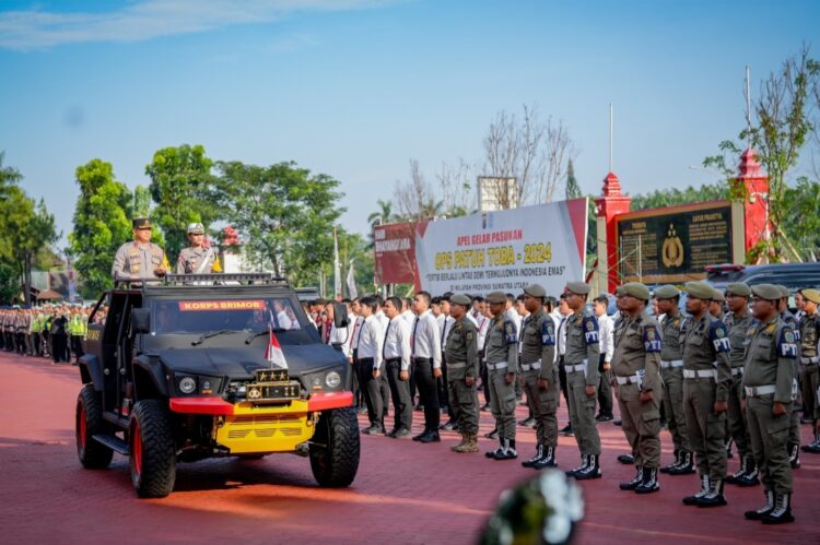 PERIKSA BARISAN: Kapolda Sumut, Komjen Pol Agung Setya Imam Effendi memeriksa barisan personil pada gelar pasukan dimulainya Operasi Patuh Toba 2024 di Mapolda Sumut, Senin (15/7/2024). (Foto Dok/ Polda Sumut)