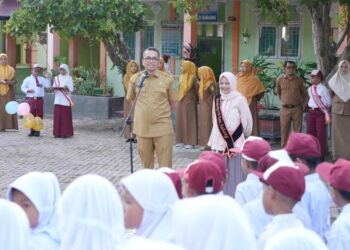 Pj Wali Kota Sabang Reza Fahlevi didampingi Bunda PAUD Kota Sabang Kamelia Nasri, beserta jajaran melakukan monitoring hari pertama masuk sekolah ke SD Negeri 5 Sabang, di Gampong Ie Meulee, Senin (15/7/24).