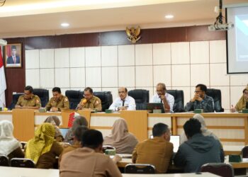 Pemerintah Kabupaten (Pemkab) Nagan Raya melalui Badan Perencanaan Pembangunan Daerah (Bappeda) menggelar Focus Group Discussion (FGD) Penyusunan Naskah Akademik Rancangan Qanun tentang Rencana Pembangunan Jangka Panjang (RPJP) Kabupaten Nagan Raya tahun 2025-2045. Acara yang dibuka oleh Penjabat (Pj) Bupati Nagan Raya Fitriany Farhas AP, S.Sos., M.Si., yang diwakili Asisten Perekonomian dan Pembangunan, Amran Yunus, S.P., M.T., tersebut berlangsung di Aula Bappeda, Kompleks Perkantoran Suka Makmue, pada hari Senin (15/7/2024).