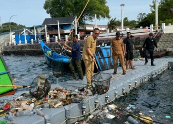 Bersama DLHK Kota Sabang, Pj Wali Kota Sabang Reza Fahlevi ikut turun langsung membantu para petugas melakukan pembersihan yang dipusatkan di kawasan Menara Merah Putih, Selasa (16/7).
