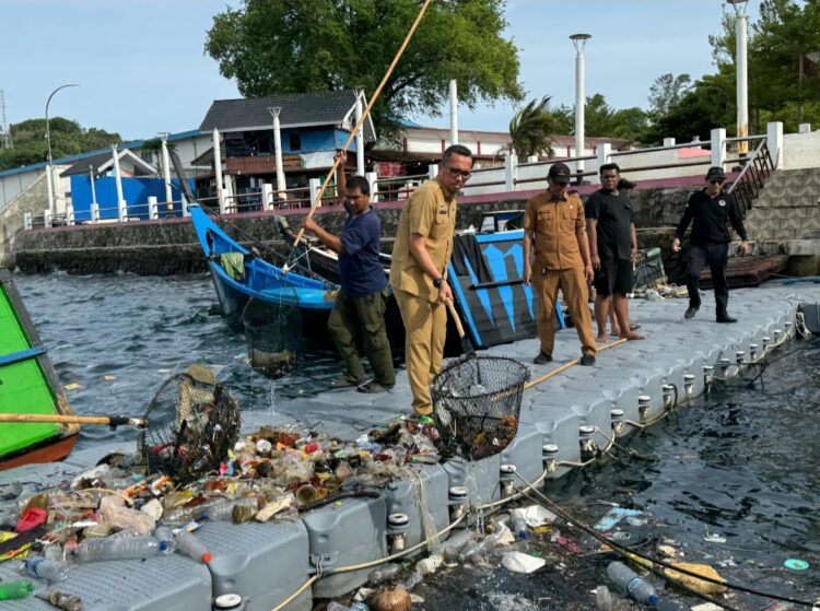 Bersama DLHK Kota Sabang, Pj Wali Kota Sabang Reza Fahlevi ikut turun langsung membantu para petugas melakukan pembersihan yang dipusatkan di kawasan Menara Merah Putih, Selasa (16/7).