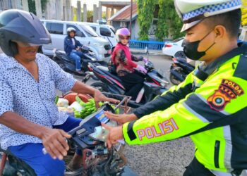 Polantas Lhokseumawe Bagikan Brosur dan Stiker Serta Berikan Himbauan Operasi Patuh Seulawah 2024