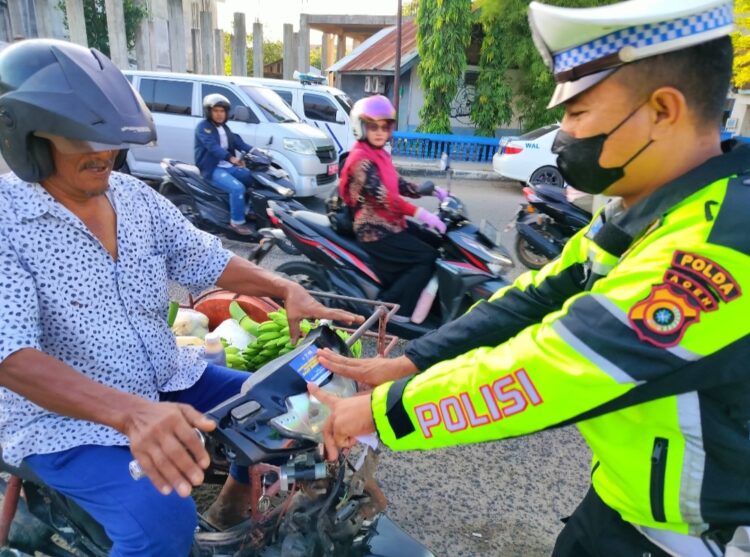 Polantas Lhokseumawe Bagikan Brosur dan Stiker Serta Berikan Himbauan Operasi Patuh Seulawah 2024