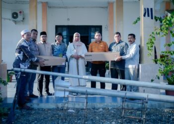 Penyerahan bantuan lampu PJU secara simbolis kepada para camat dalam Kabupaten Nagan Raya itu berlangsung di Halaman Kantor Camat Suka Makmue pada hari Jum’at (19/7/2024).