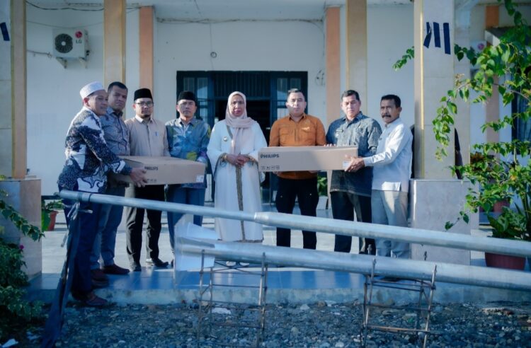 Penyerahan bantuan lampu PJU secara simbolis kepada para camat dalam Kabupaten Nagan Raya itu berlangsung di Halaman Kantor Camat Suka Makmue pada hari Jum’at (19/7/2024).