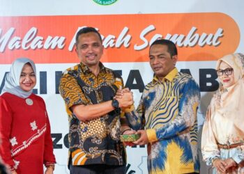 Pisah sambut yang digelar Pemerintah Kota Sabang berlangsung haru dan penuh keakraban. Acara ini dilaksanakan untuk melepas Penjabat (Pj) Wali Kota Sabang Reza Fahlevi, sekaligus menyambut Pj Wali Kota Sabang yang baru Andri Nourman. Berlangsung di Halaman Kantor Walikota Sabang, acara itu turut dihadiri unsur Forkopimda Kota Sabang, seluruh Pimpinan OPD, para tokoh masyarakat, perbankan, BUMN, BUMD, dan instansi vertikal, Jum'at (19/7) malam.