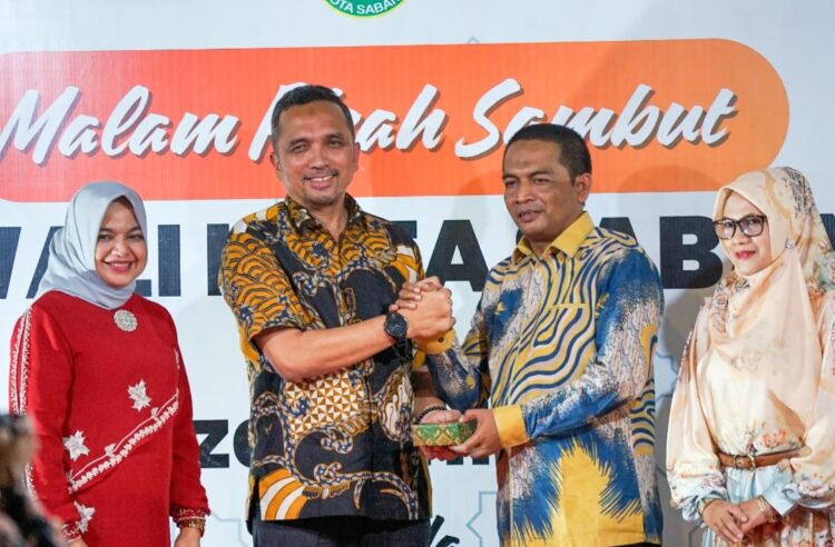 Pisah sambut yang digelar Pemerintah Kota Sabang berlangsung haru dan penuh keakraban. Acara ini dilaksanakan untuk melepas Penjabat (Pj) Wali Kota Sabang Reza Fahlevi, sekaligus menyambut Pj Wali Kota Sabang yang baru Andri Nourman. Berlangsung di Halaman Kantor Walikota Sabang, acara itu turut dihadiri unsur Forkopimda Kota Sabang, seluruh Pimpinan OPD, para tokoh masyarakat, perbankan, BUMN, BUMD, dan instansi vertikal, Jum'at (19/7) malam.