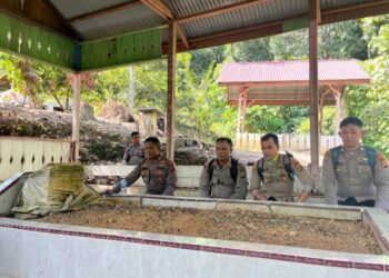 Polres Aceh Utara, dipimpin oleh Kapolres AKBP Nanang Indra Bakti, S.H., S.I.K, berziarah ke makam pahlawan nasional Cut Nyak Meutia di kawasan perbukitan di Gampong Alue Rimeu, Kecamatan Pirak Timu, pedalaman Kabupaten Aceh Utara, Sabtu (20/7/2024).