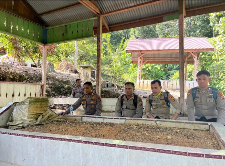 Polres Aceh Utara, dipimpin oleh Kapolres AKBP Nanang Indra Bakti, S.H., S.I.K, berziarah ke makam pahlawan nasional Cut Nyak Meutia di kawasan perbukitan di Gampong Alue Rimeu, Kecamatan Pirak Timu, pedalaman Kabupaten Aceh Utara, Sabtu (20/7/2024).