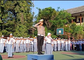 Kasat Lantas Polres Purbalingga AKP Arief Wiranto menjadi pembina upacara di SMA Negeri 1 Kutasari, Senin (22/7/2024). Pada kesempatan tersebut digunakan untuk sosialisasi tertib lalu lintas dan pencegahan perundungan.
