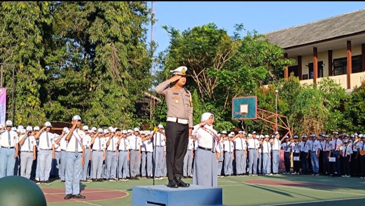 Kasat Lantas Polres Purbalingga AKP Arief Wiranto menjadi pembina upacara di SMA Negeri 1 Kutasari, Senin (22/7/2024). Pada kesempatan tersebut digunakan untuk sosialisasi tertib lalu lintas dan pencegahan perundungan.